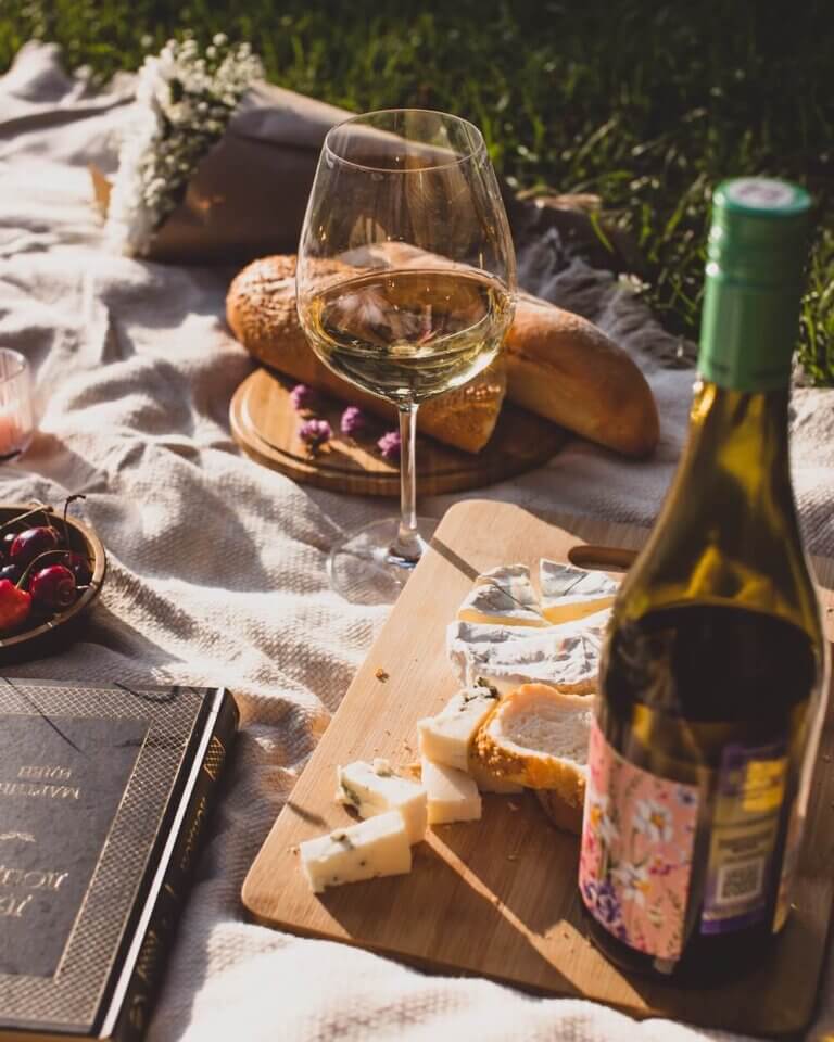 Picknick im Sommer mit Wein, Brot und Käse
