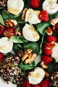 Detailbild von Spinat Himbeer Salat mit karamellisierten Nüssen